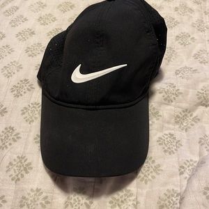 5 Nike hats